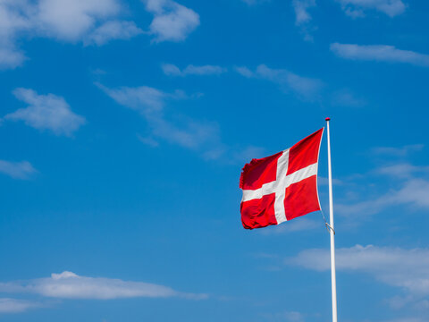 Dänische Flagge Dannebrog vor blauem Himmel