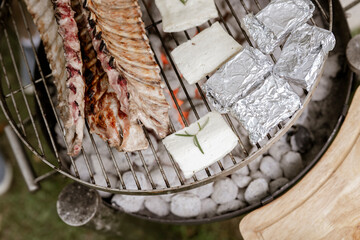 Fleisch und Grillkäse am Grill
