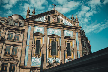 Obraz premium Porto, Portugal - 2022: Detail of Santo António dos Congregados Church near the train station of São Bento.