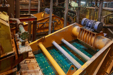Vibrating screen in the workshop of diamond factory.