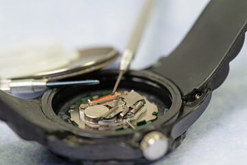 Geöffnete Armbanduhr zeigt ihr Innenleben