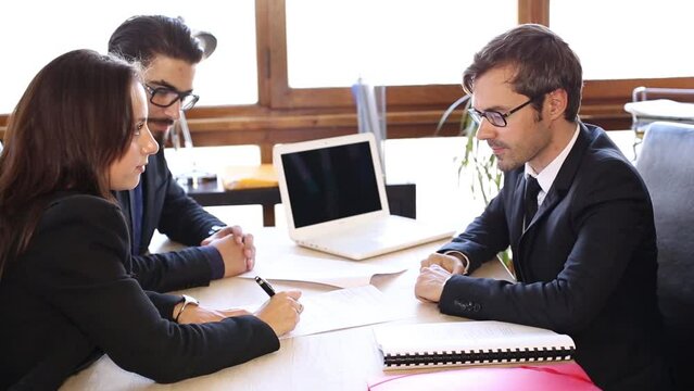 Couple signe contrat - achat vente business concept