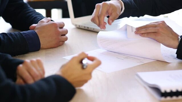 Couple signe contrat gros plan- achat vente business concept