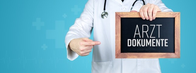 Elektronische Arztdokumente (eArztbrief). Arzt zeigt medizinischen Begriff auf einem Schild/einer...
