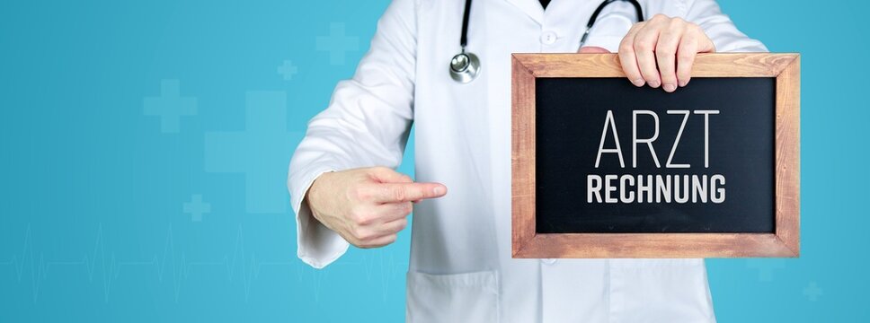 Arztrechnung. Arzt zeigt medizinischen Begriff auf einem Schild/einer Tafel