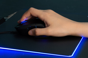 scrivania da lavoro con tastiera mouse e tavoletta wireless