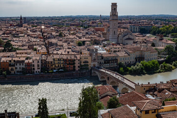 Obraz premium view of the city the Verona, Adige and ponte di pietra
