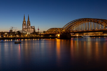 Kölner Dom bei Nacht zur blauen Stunde am Rhein