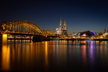 Kölner Dom am Rhein mit Hohenzollernbrücke bei Nacht