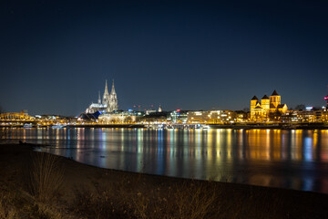 Kölner Skyline und Rhein bei Nacht mit Dom