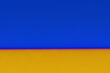 鮮やかな青と深い黄色のシンプルな色面構成