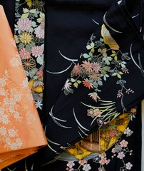 花柄模様の刺繍の黒留袖、花柄の着物と帯