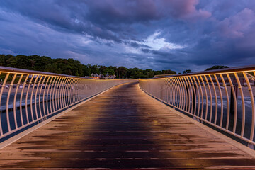 Beleuchteter Steg an der Ostsee bei Abenddämmerung
