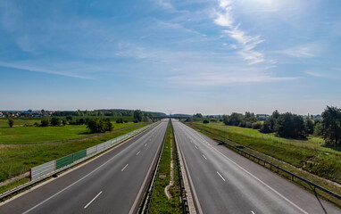 Panorama autostrady w porze letniej na tle lekko pochmurnego nieba w zachodniej Polsce