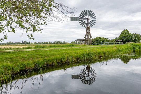 Altes Windrad an einem Fluss