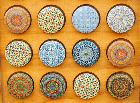 Small round boxes decorated in souvenirs shop in Seville - Powered by Adobe