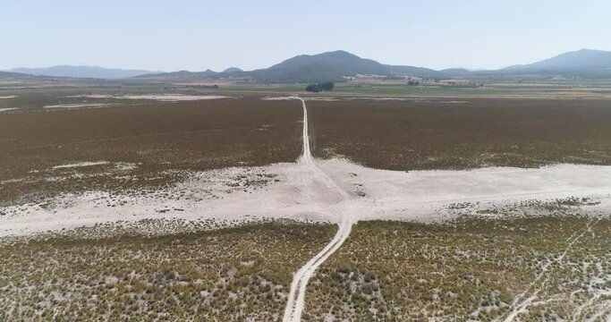 Vista a&eacute;rea de salinas abandonadas y secas des&eacute;rticas 