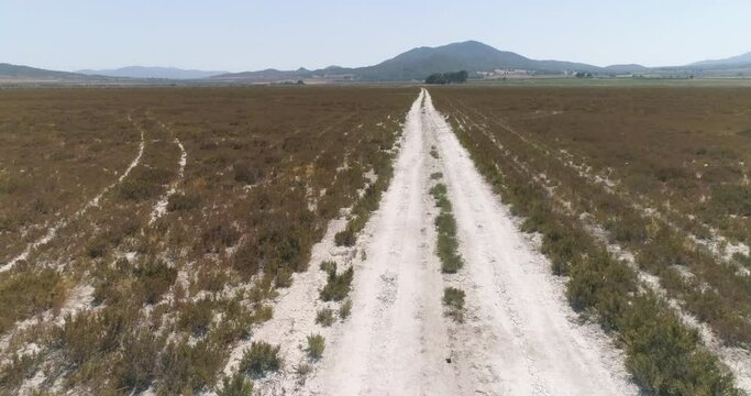 Lago seco en el desierto visto desde el aire con pista que atraviesa