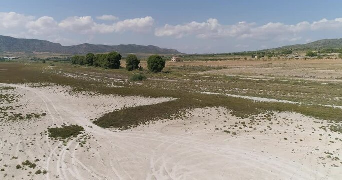 Casa junto a laguna seca en desierto desde el aire