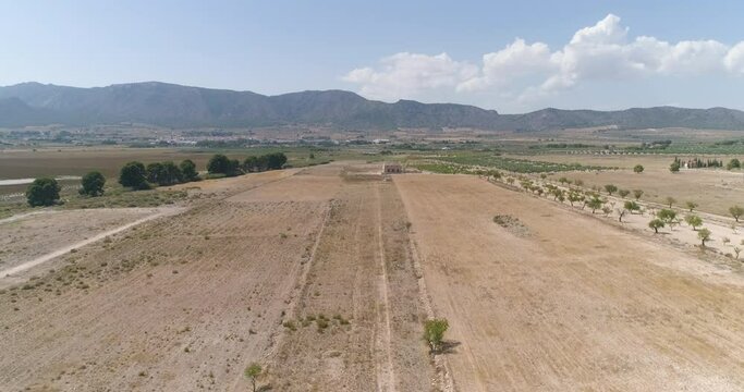 Antiguo lago seco desde el aire con monta&ntilde;as al fondo