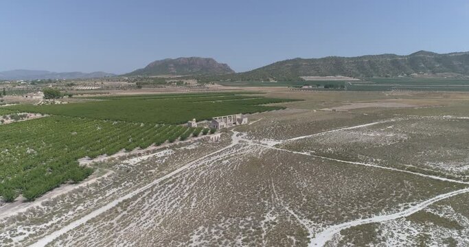 Dron volando sobre laguna seca y cultivos al borde de la salina