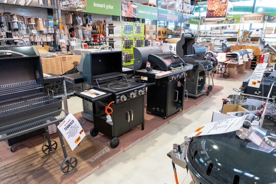 Several models of grills in the store