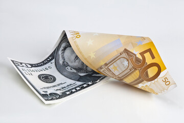 Fifty dollar bill to fifty euro bill / Dollar-Euro © zepedro