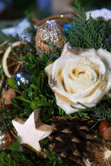 Fototapeta na wymiar Tischschmuck zum Advent mit weißer Rose