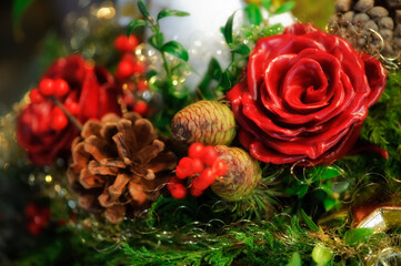 Weihnachtliche Dekoration mit Rosen und Tannemzapfen