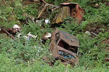 Alte illegale Müllkippe in einem sächsischen Steinbruch
