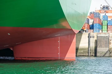 Keuken spatwand met foto Rotterdam, The Netherlands, September 12, 2022: stern and rudder of a large container transport vessel moored at Yangtze harbour © Frans