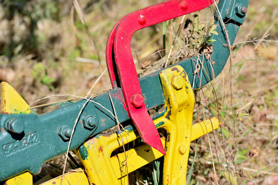 Detailaufnahme der Pfluganh&auml;ngung eines nostalgischen Ackerpflugs