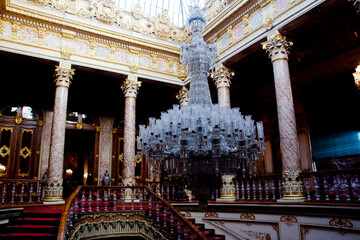 huge crystal chandelier dolmabahce palace turkey