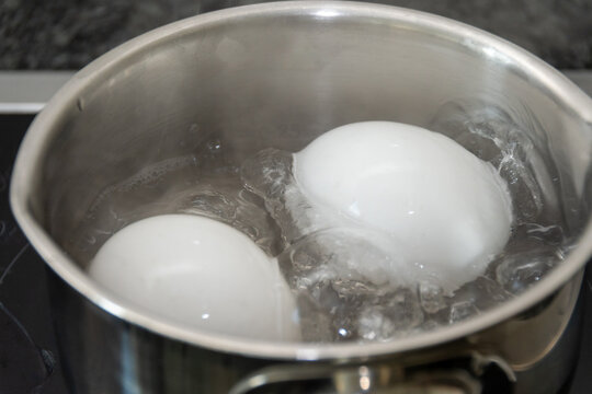 Eier im heissen Wasser hartkochen