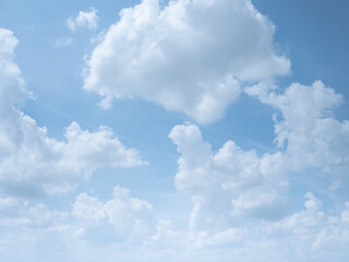 un ciel nuageux bleu très clair - obrazy, fototapety, plakaty