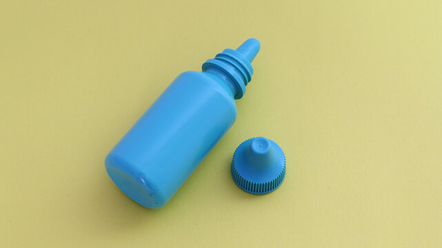 Envase gotero de plastico verde  para producto medicinal oftalmol&oacute;gico. 