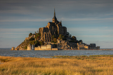 Fototapeta na wymiar Le Mont-Saint-Michel en marée haute en France