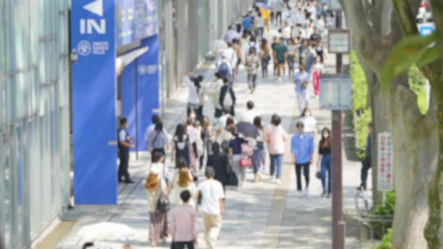表参道を歩く人々の映像（ぼかし有り）