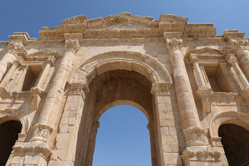 Obraz premium details of greco-roman hadrian arch in archaelogical site of Jerash