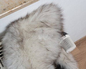 Pelz Schal auf einer Heizung für die kalte Winterzeit