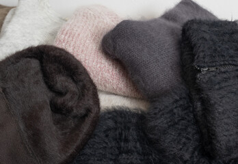 Warme Accessoire Winter Pullover, Socken, Mütze und Fell Hausschuhe für die kalte Winterzeit