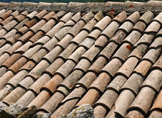 vista ravvicinata delle tegole di terracotta di un tetto in campagna