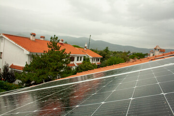 solar panels on a rainy day
paneles solares en un dia lluvioso
panneaux solaires un jour de pluie