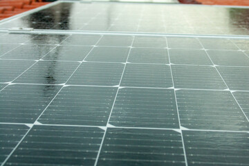 solar panels on a rainy day
paneles solares en un dia lluvioso
panneaux solaires un jour de pluie
