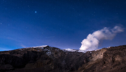 Obraz na płótnie Canvas smoke over the fumorole in volcano, kumanday, nevado del ruiz, colombia stars