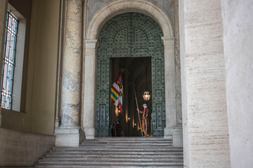 Gwardia Szwajcarska na posterunku w Watykanie - obrazy, fototapety, plakaty
