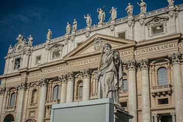 posągi przy bazylice św. piotra w Rzymie