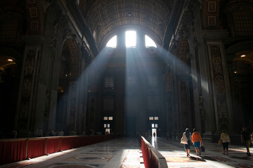Promienie słoneczne wpadające przez witraż w bazylice św. Piotra w Rzymie - obrazy, fototapety, plakaty