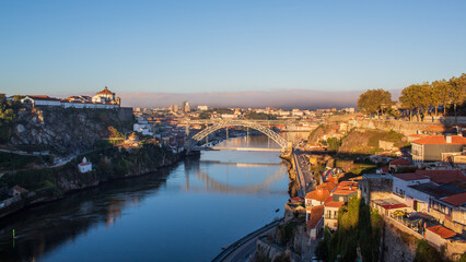  Vistas de Oporto en Portugal amaneciendo un día de verano. Vistas de la ciudad, sus puentes mas famosos y su preciosa ciudad. © Joaquim