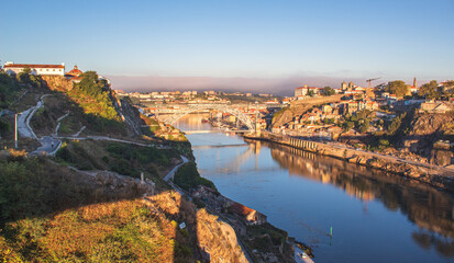  Vistas de Oporto en Portugal amaneciendo un día de verano. Vistas de la ciudad, sus puentes mas...